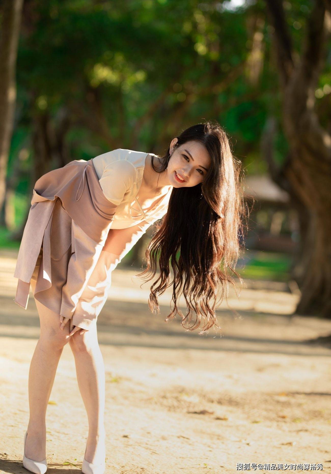 妹纸|简约米色连衣裙，无需任何的装饰也能尽显优雅的甜美感觉
