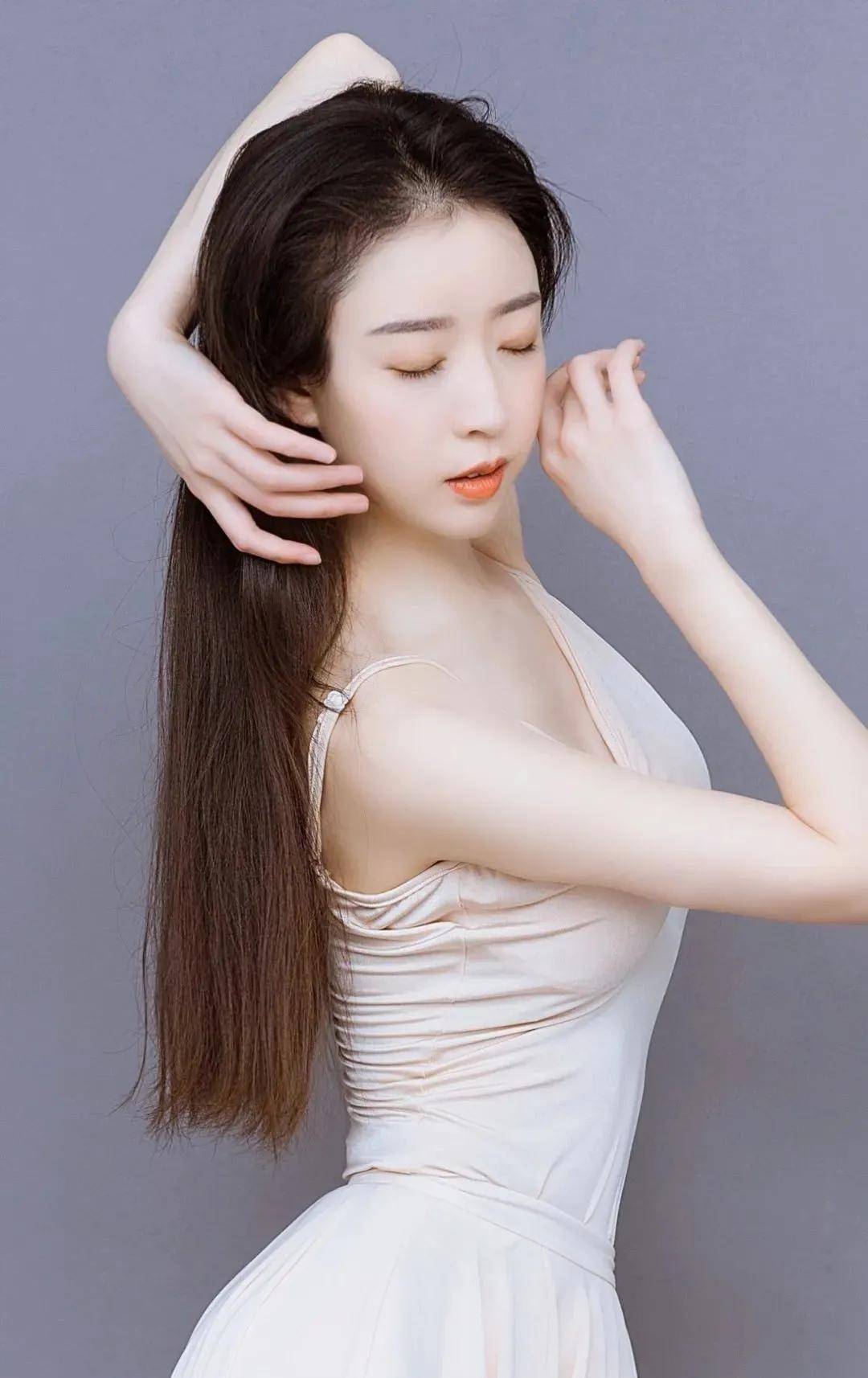 仅凭一双腿1天涨粉40w;不到2年,就在抖音累积了300w粉丝;抖音