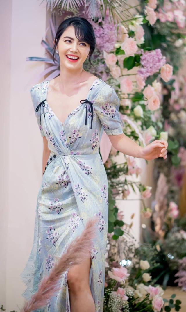Mai|泰国女星Mai穿印花裙参加好友婚礼，优雅气质抢尽新娘风头