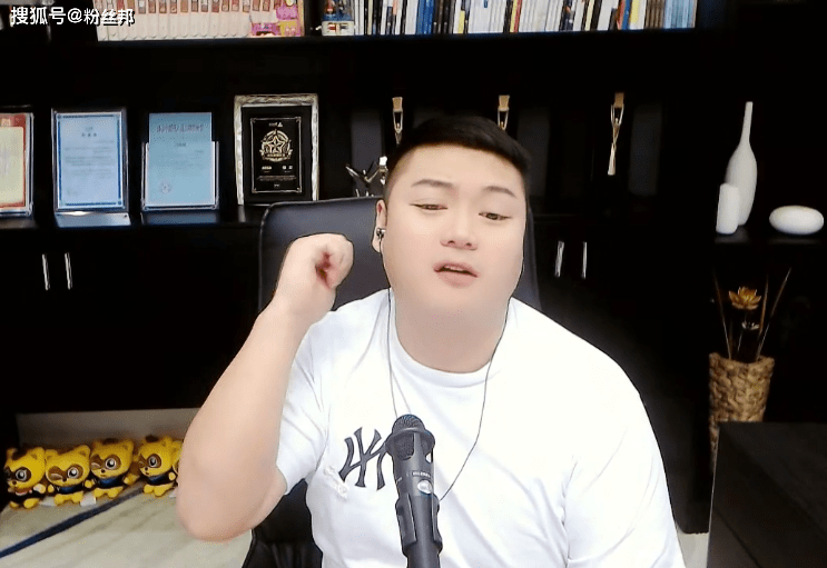 原创李先生成为香饽饽旗下女主播被yy看中雨轩也想来投靠