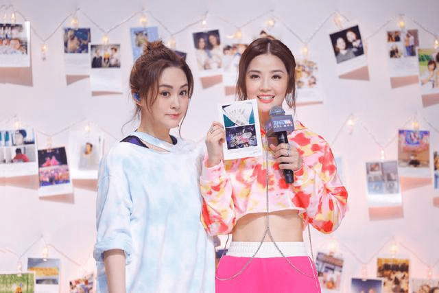 服装|阿娇、阿Sa合体现身机场,休闲搭配和随性,状态看着都挺少女