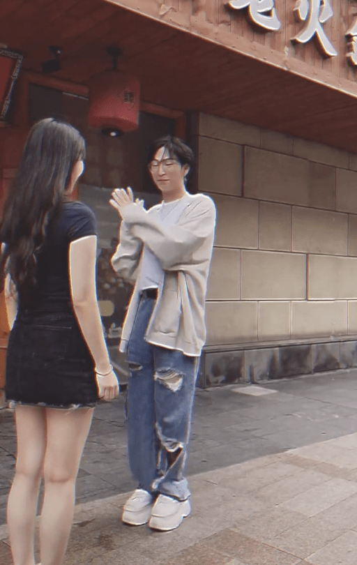 儿子|伊能静儿子和表姐斗舞，哈利摇曳身姿不断笑场，滤镜下五官很奇怪