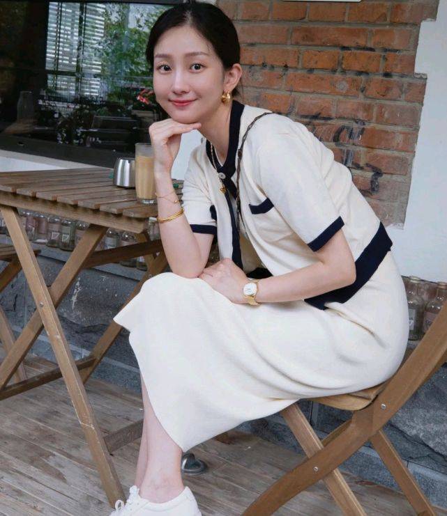 能在|会穿衣搭配很关键，只要会搭配，穿上基础款也能在人群中脱颖而出