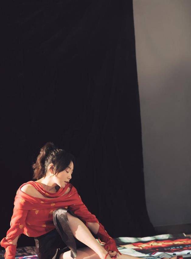 服装|闫妮“逆生长”，穿的衣服开很大的洞，扎高马尾越看越可爱