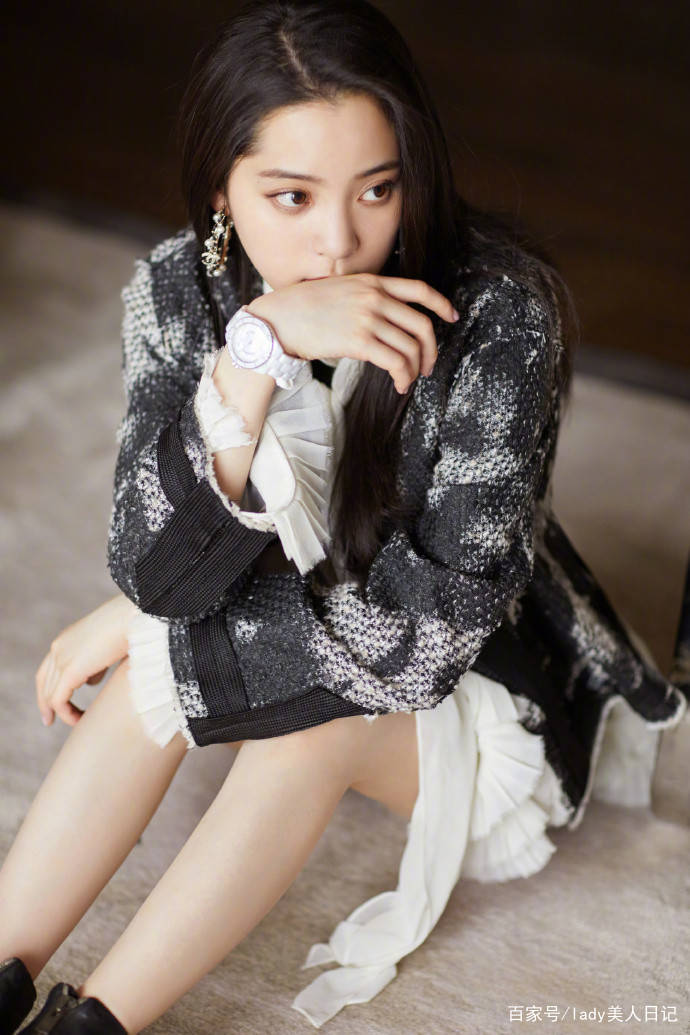 衣裙|欧阳娜娜齐刘海像个日本女孩！格纹衬衫裙很少女心，发型风格多变