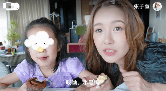 小姑娘|陈赫娇妻张子萱现身上海，稚嫩模样似少女，一家四口互动超温馨