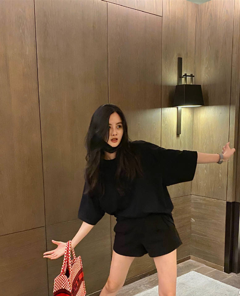 身材|李光洁媳妇真会打扮，都升级当妈了，穿得还像邻家小妹妹一般