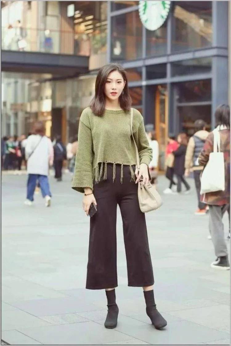 设计|街拍:显身材又有气质的印花连衣裙,瞬间提升女子的柔美气质