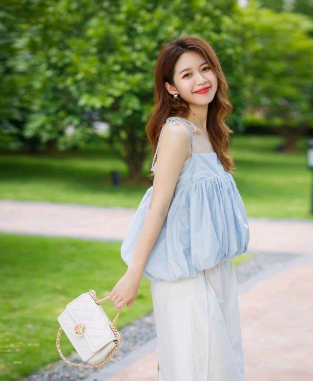 夏天|在炎热的夏天，穿上清新凉爽的服装，可以给人舒适又治愈的感觉