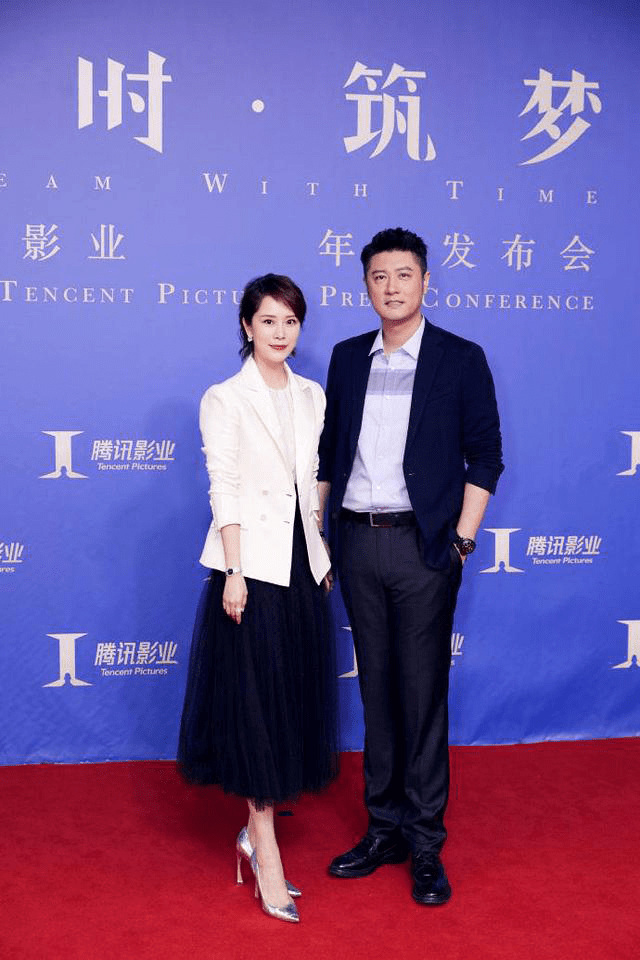 海清|42岁海清走红毯好奢华,穿2万4西装拎3万包包,比小2岁任重还年轻