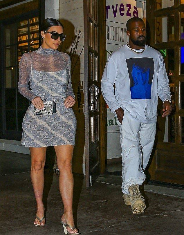 坎爷|金卡戴珊穿半时尚迷你裙确实惊艳，黑人老公一脸呆萌像个小跟班