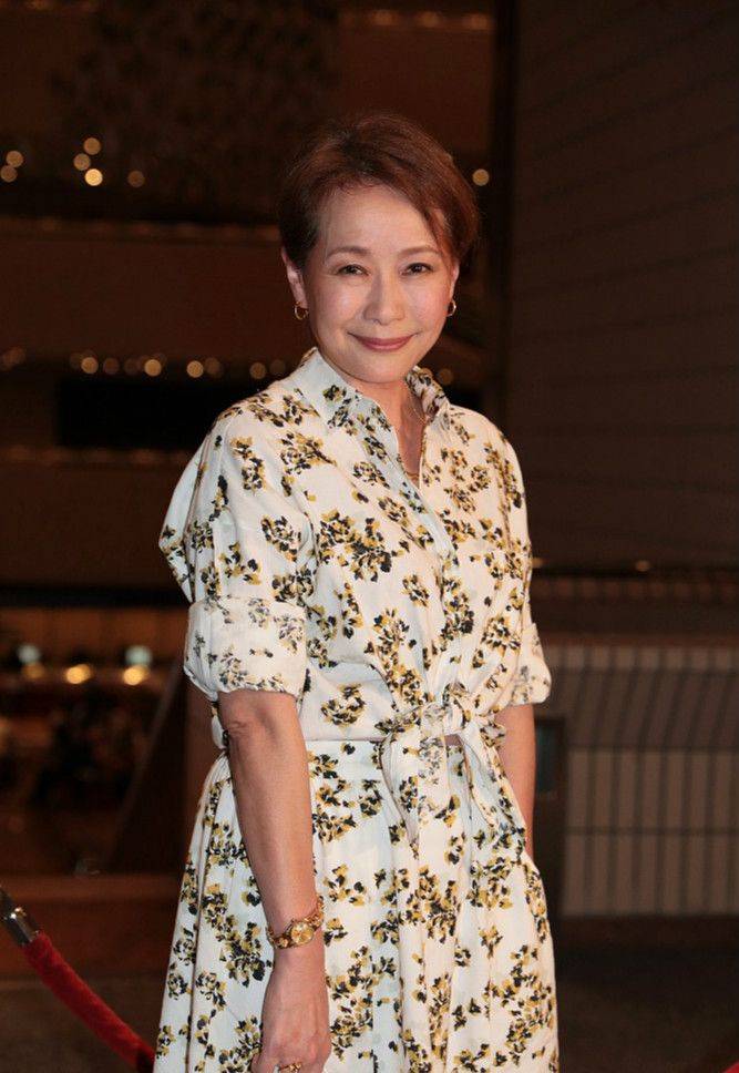 一身|叶童穿印花裙亮相，满脸鱼尾纹，网友：优雅老去也是骄傲的事情！