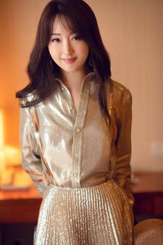 杨钰莹|杨钰莹太自信，基础款黑T配白色仙女裙秀美腿，158穿出168cm效果