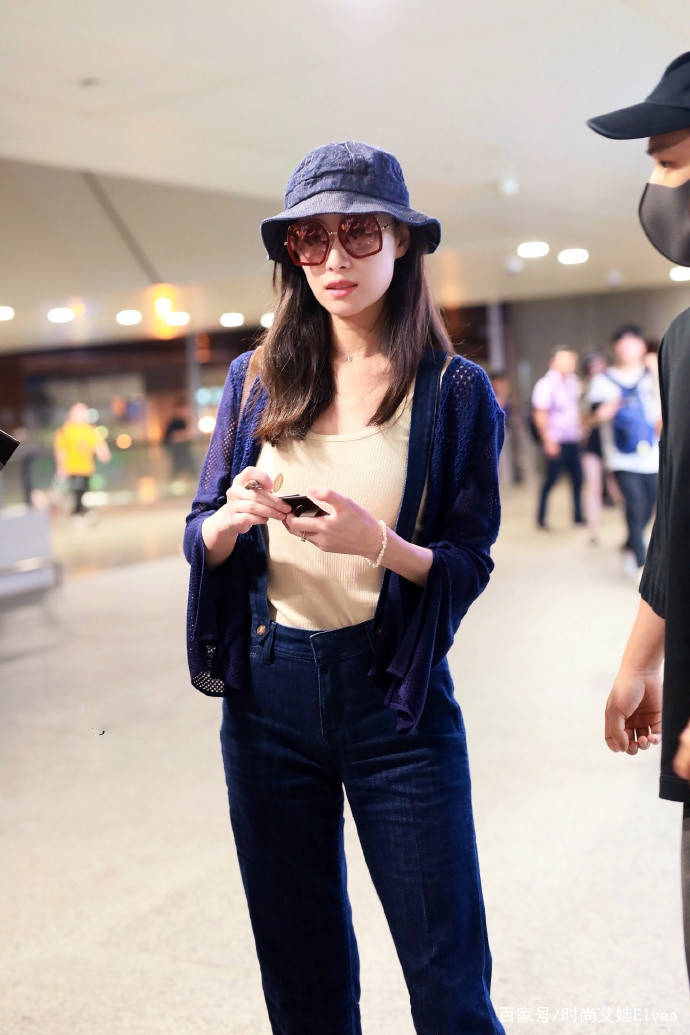身材|31岁倪妮罕见这么高调,背带裙走机场,配“老汉背心”美得认不出