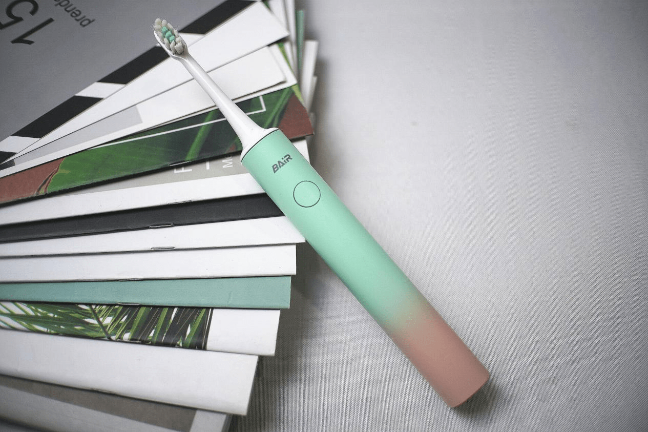 续航方面,usmile大理石牙刷配备了typc-c充电线,这块还是比较方便的