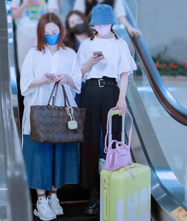 体重|Twins合体现身机场,阿娇不爱打扮乱穿衣,低调得像阿Sa助理