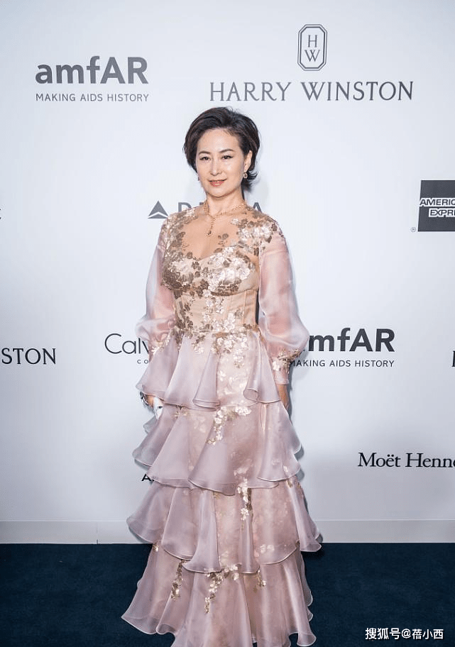 何超琼|何超琼不愧是赌王最爱的女儿,气场很难被超越,穿镂空裙也很高级