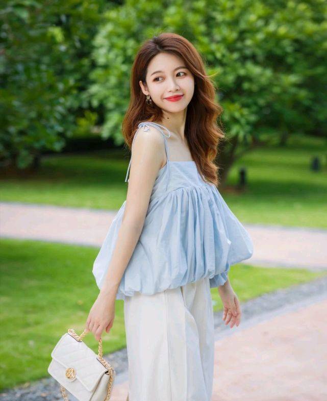 夏天|在炎热的夏天，穿上清新凉爽的服装，可以给人舒适又治愈的感觉