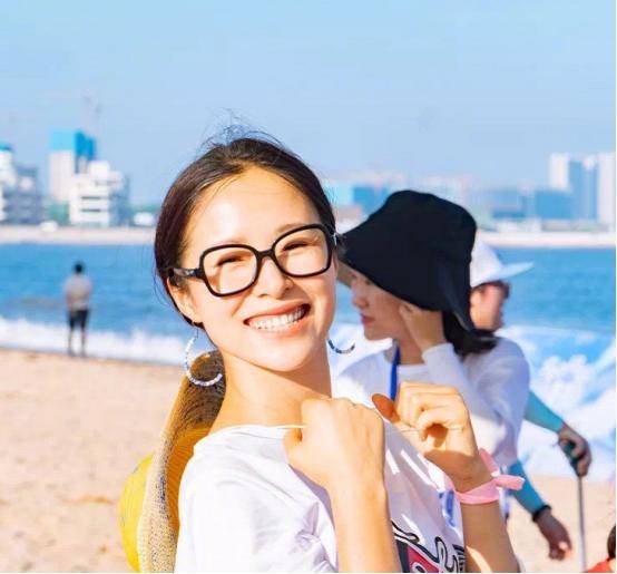 江一燕|江一燕机场现身直接穿“丐帮长老”裙,看这口袋应该职位不低