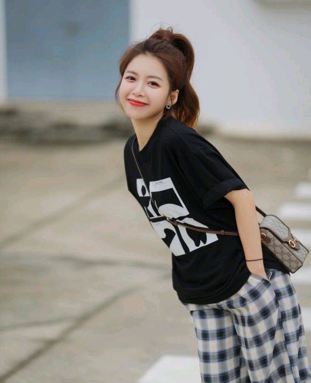 夏天|在炎热的夏天，穿上清新凉爽的服装，可以给人舒适又治愈的感觉