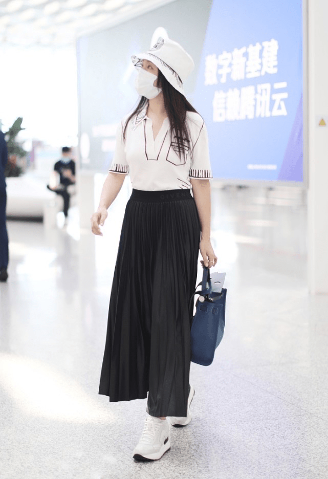 身材|50岁杨钰莹性格像小孩，微胖身材穿百褶裙，气质天真少女好纯情