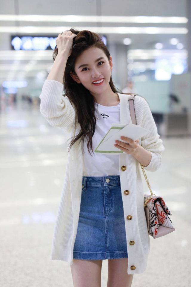 作用|元气少女宋祖儿,白色无袖连衣裙搭配高马尾,可爱甜美清灵动人