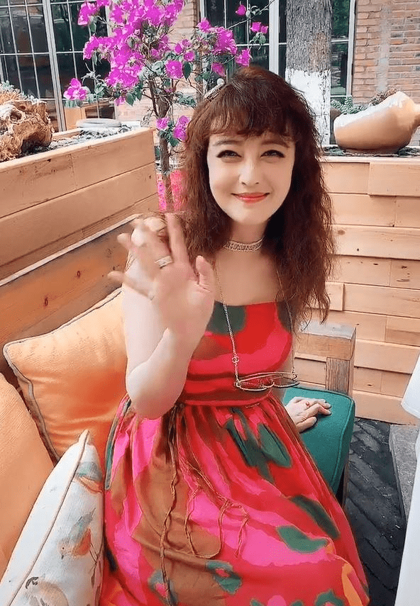 领口处|52岁周海媚太会装嫩了!穿“梅子裙”似减龄20岁,厉害了