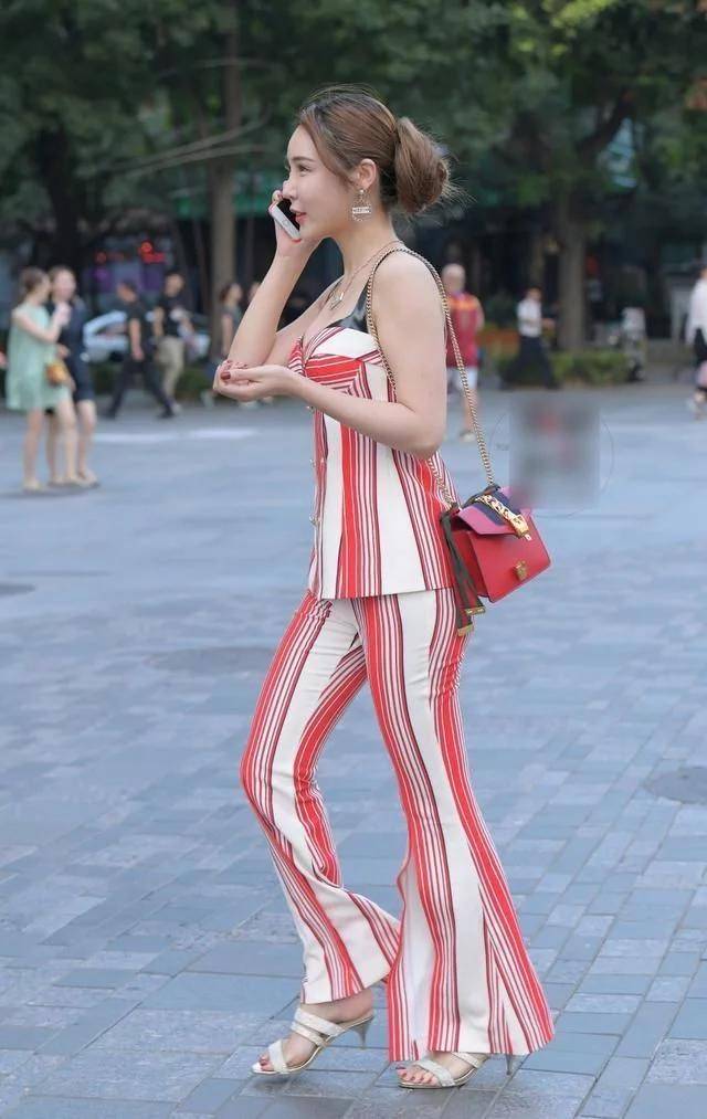 地方|街拍条纹套装女神，在人群中那么显眼