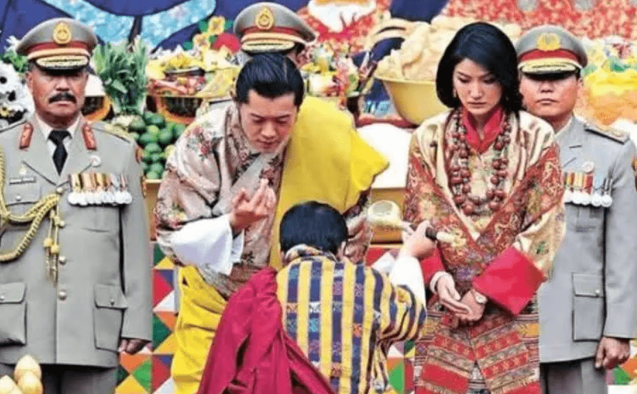 因为|不丹王后怀二胎变调皮,躲在国王身后藏着孕肚,偏要穿绣花高跟鞋