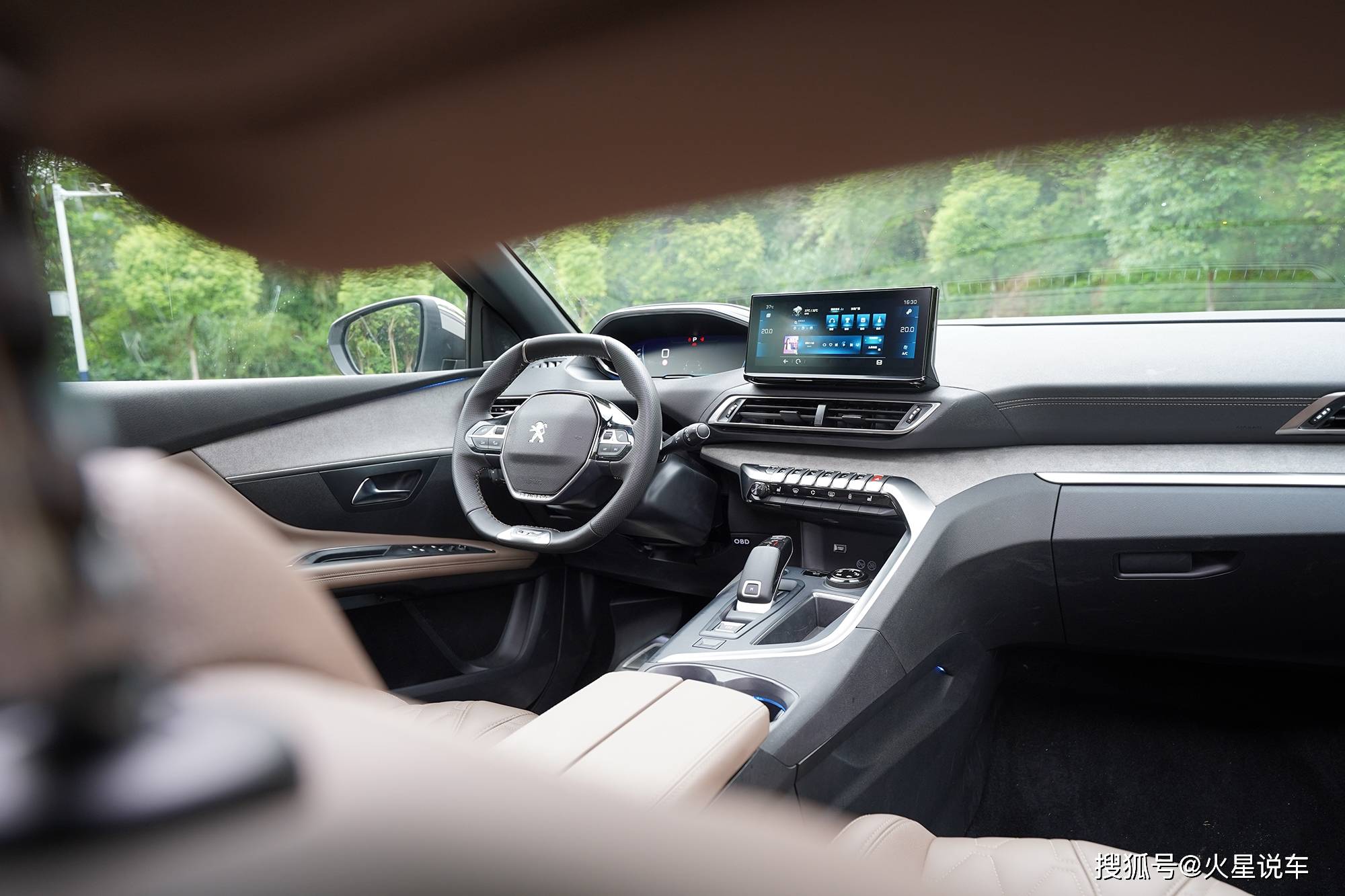4008这套天马行空的内饰是大部分人选择购买4008的主要理由,环抱式的