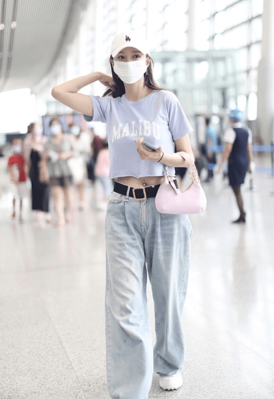 身材|沈梦辰街拍，穿露腰装又瘦又美，真时髦