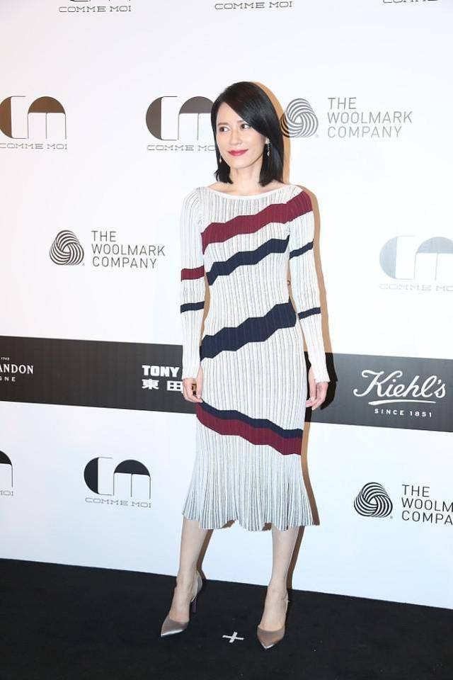 俞飞鸿|俞飞鸿穿裙子也挺美，＂薄纱＂拼接裙用亮片点缀，想低调有点难