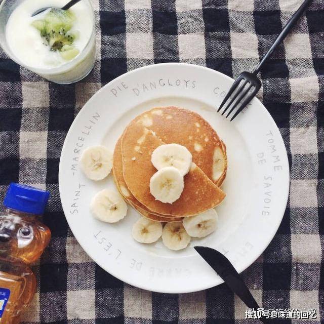 做法|肉包、豆浆、汤粉吃腻了，用苹果做松饼当早餐，不加油也焦香软糯