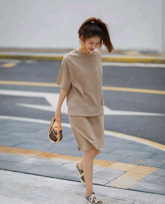 夏天|在炎热的夏天，穿上清新凉爽的服装，可以给人舒适又治愈的感觉