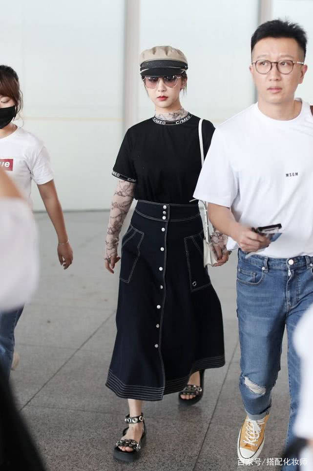 杨紫来|杨紫来机场，防晒做得很到位，一条牛仔裙搭凉鞋休闲好看！