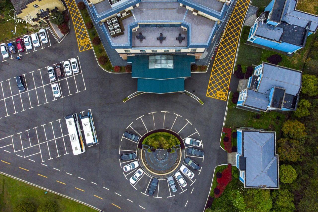 到武汉旅游时,遇见一个圆形停车场,航拍视角下相当"卡哇依"_木兰