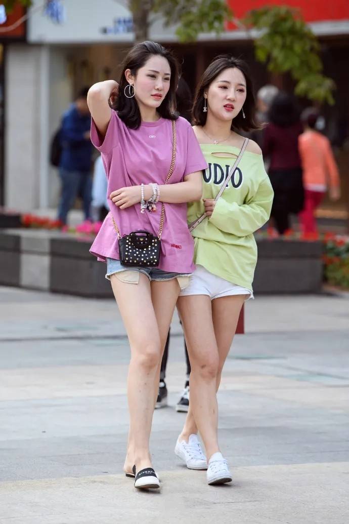 青春|基础款短袖T恤，搭配短款潮酷，漂亮可人又青春