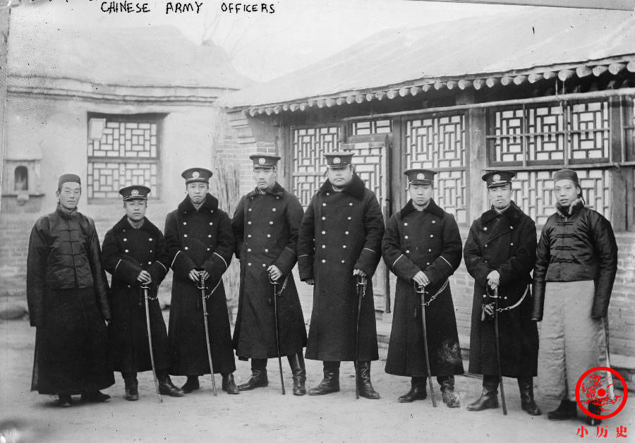 晚清老照片:朝廷大员合影个个地位显赫,小朋友逗弄猫咪画面很暖