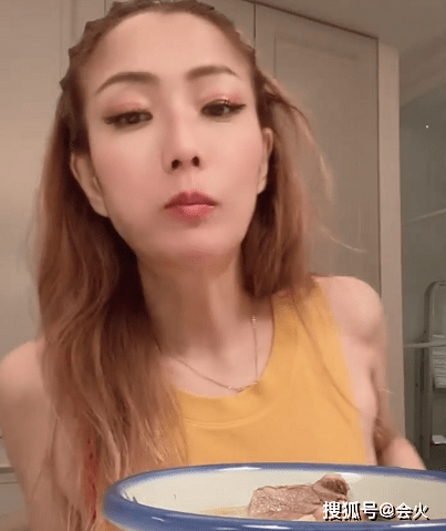 郑秀文|49岁郑秀文私下吃相曝光！深夜化浓妆大口吃肉，穿红吊带身材干瘦