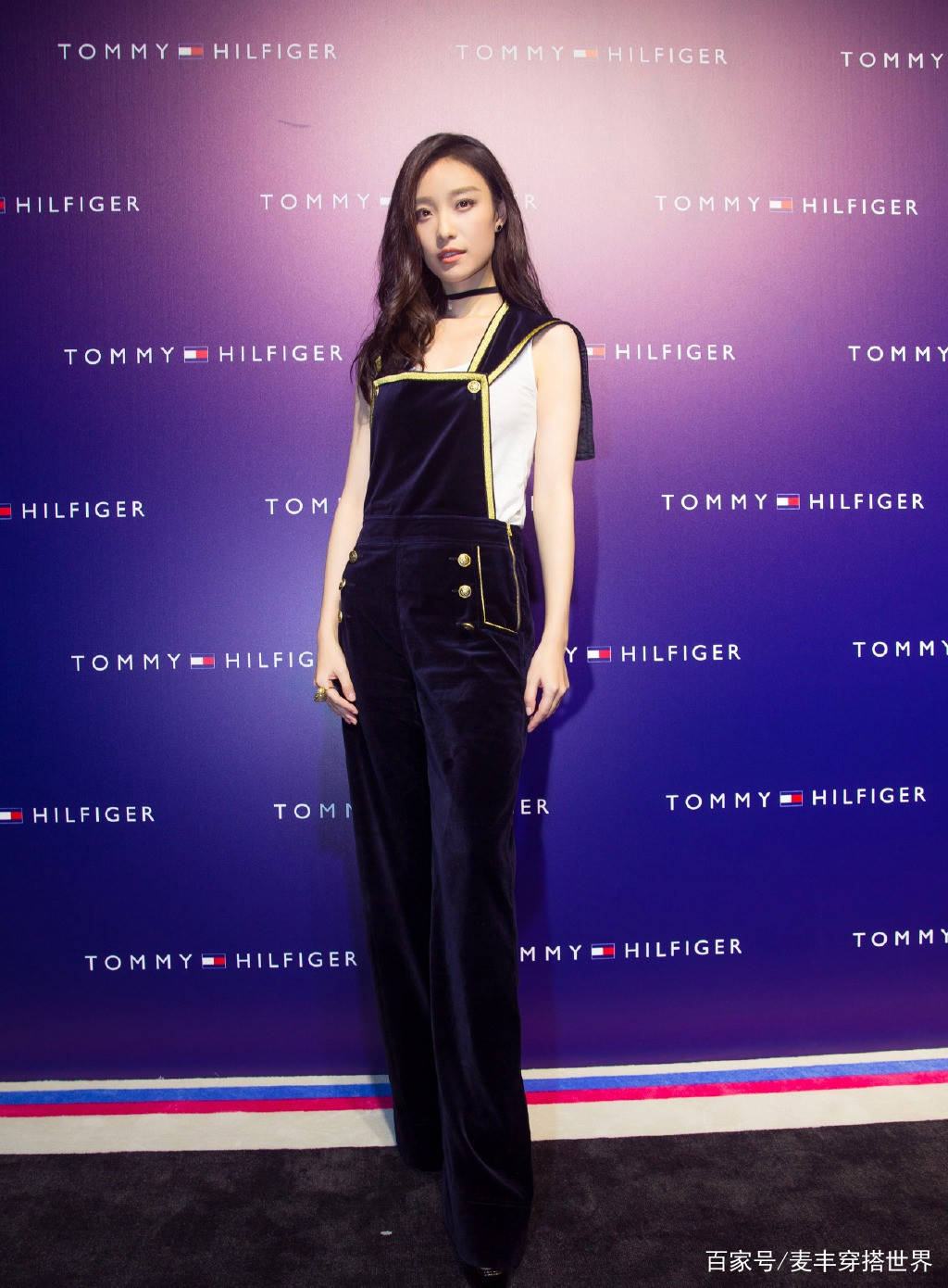 鱼尾|倪妮气质真好，穿淡蓝色上衣配围裹半身裙，清新淡雅高级感满满