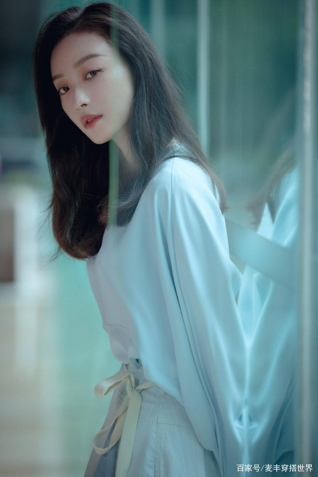 鱼尾|倪妮气质真好，穿淡蓝色上衣配围裹半身裙，清新淡雅高级感满满
