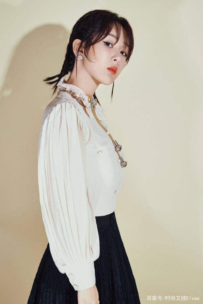 身材|杨紫终于高调,7千衬衫配1万半裙亮相首映礼,连换两造型抢尽风头