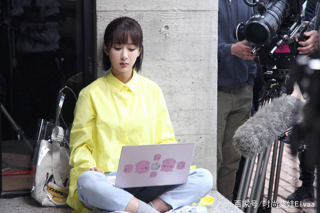 身材|杨紫终于高调,7千衬衫配1万半裙亮相首映礼,连换两造型抢尽风头