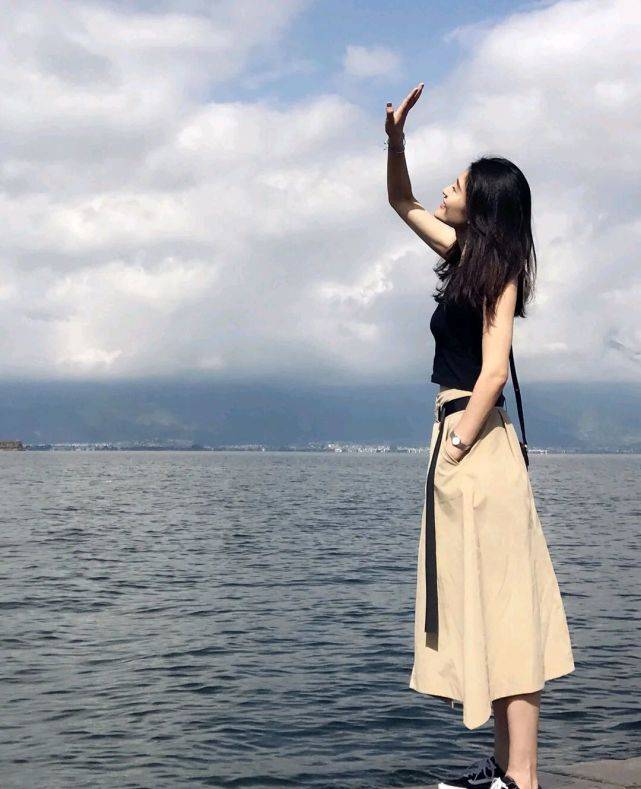 夏天|在炎热的夏天，穿上清新凉爽的服装，可以给人舒适又治愈的感觉