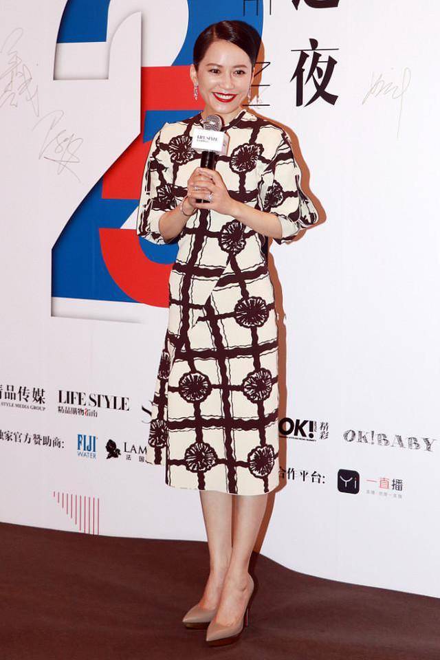 俞飞鸿|俞飞鸿穿裙子也挺美，＂薄纱＂拼接裙用亮片点缀，想低调有点难