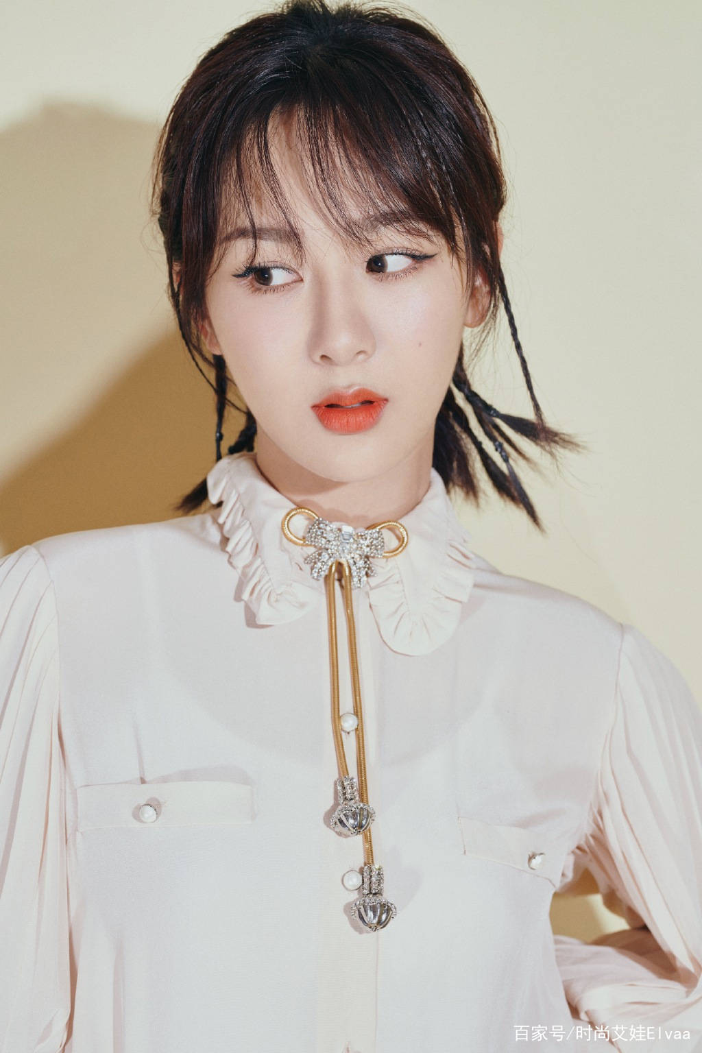 身材|杨紫终于高调,7千衬衫配1万半裙亮相首映礼,连换两造型抢尽风头