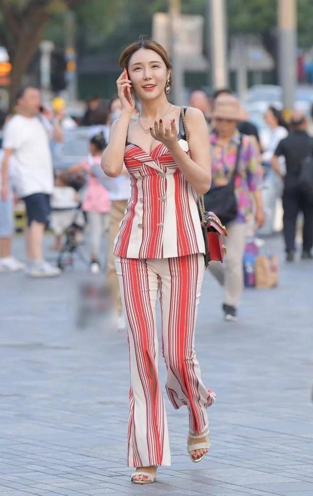 地方|街拍条纹套装女神，在人群中那么显眼