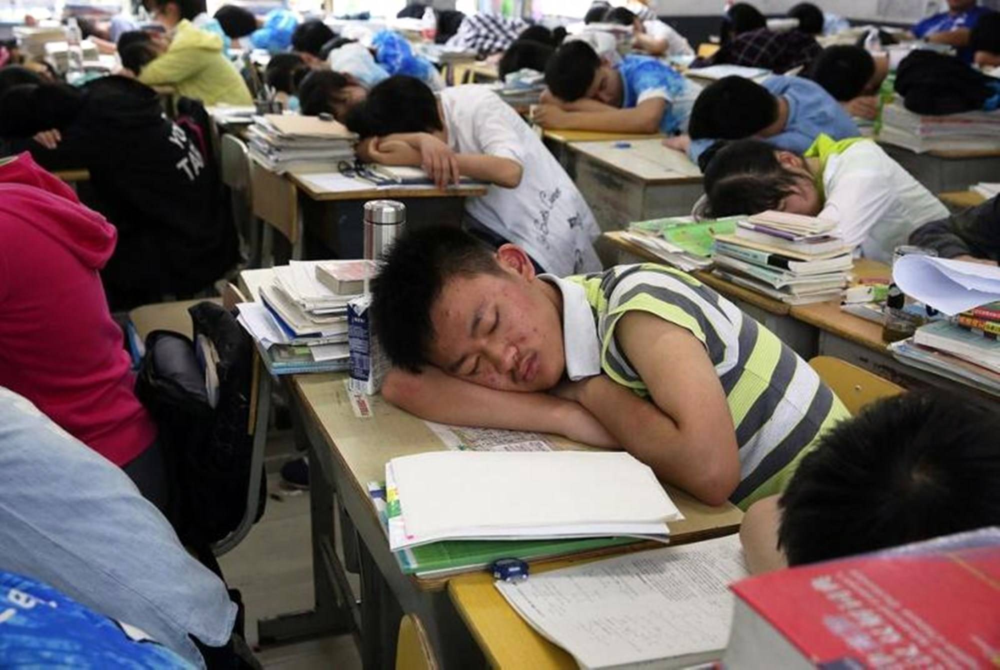 繁多的课程令中小学生的休息时间少之又少,晚上熬夜写作业的情况屡见