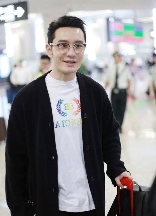 卡通|黄晓明“去油”后放得开,43岁穿卡通T恤扮少年,厚底鞋太显心机