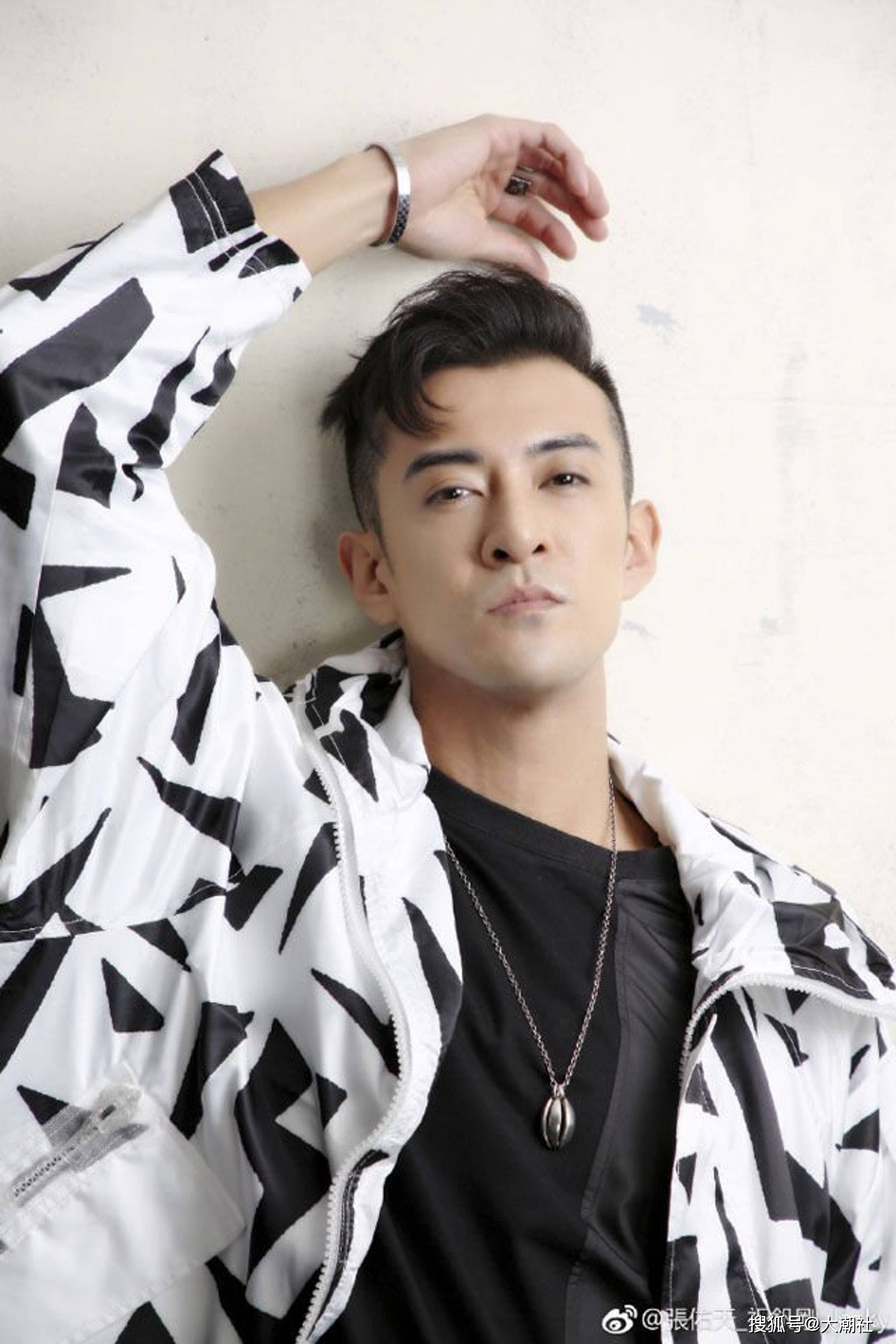 萧亚轩与小16年男友黄皓传已搬离爱巢,分手原因与脸上伤势有关?